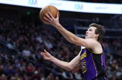 开云平台-湖人击败尼克斯，轻而易举