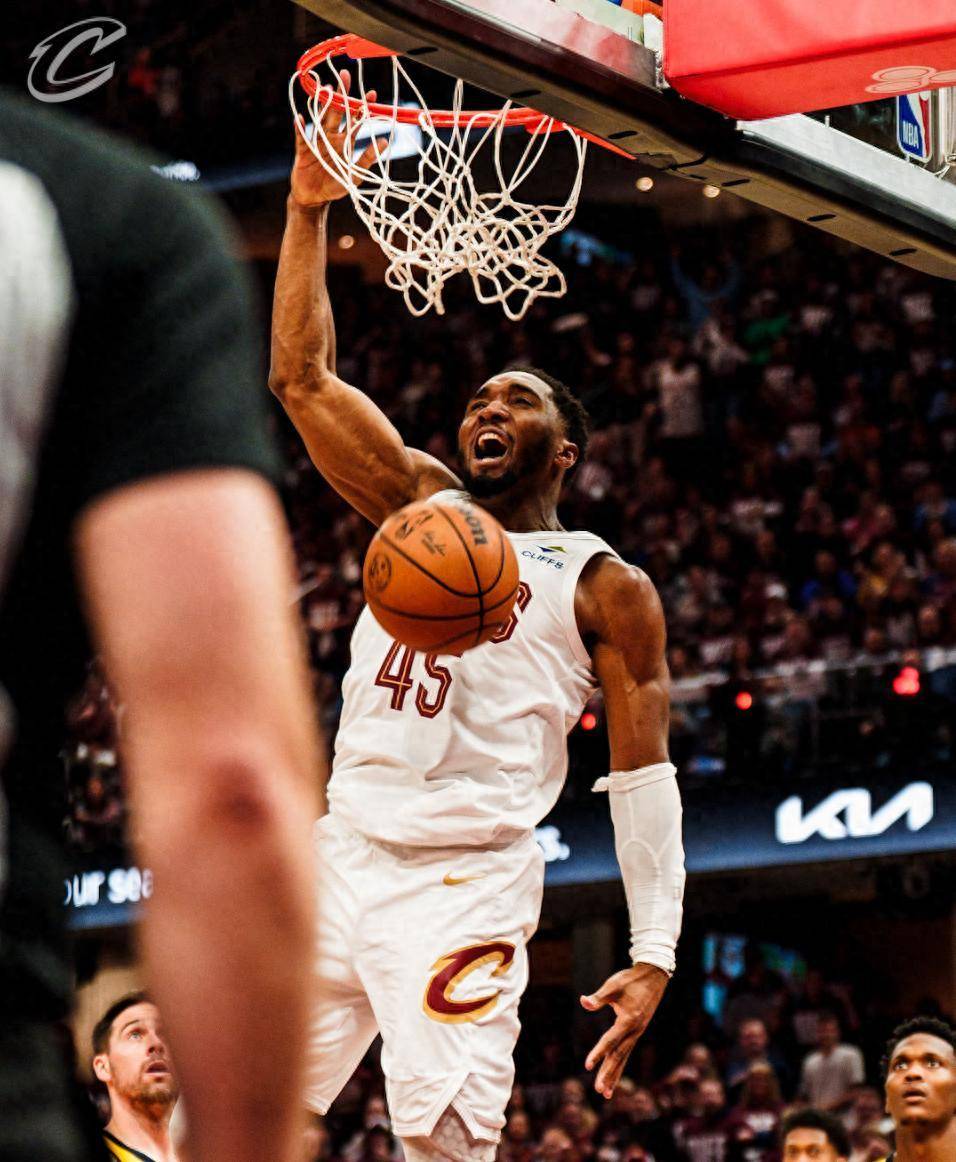 爵士绝杀勇士,米切尔砍下35分 爵士绝杀勇士,米切尔砍下35分