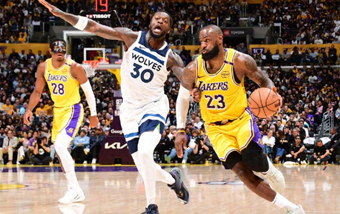 勇士战胜湖人,詹姆斯砍下三双 勇士战胜湖人,詹姆斯砍下三双