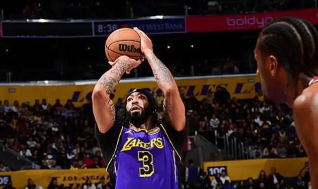 勇士战胜湖人,詹姆斯砍下三双 勇士战胜湖人,詹姆斯砍下三双