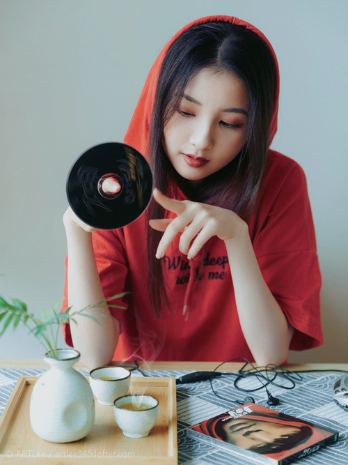 黑色冲锋衣下的冷血杀手，拉文高光撕裂绿军防线，76人用连续得分奏响压迫交响曲